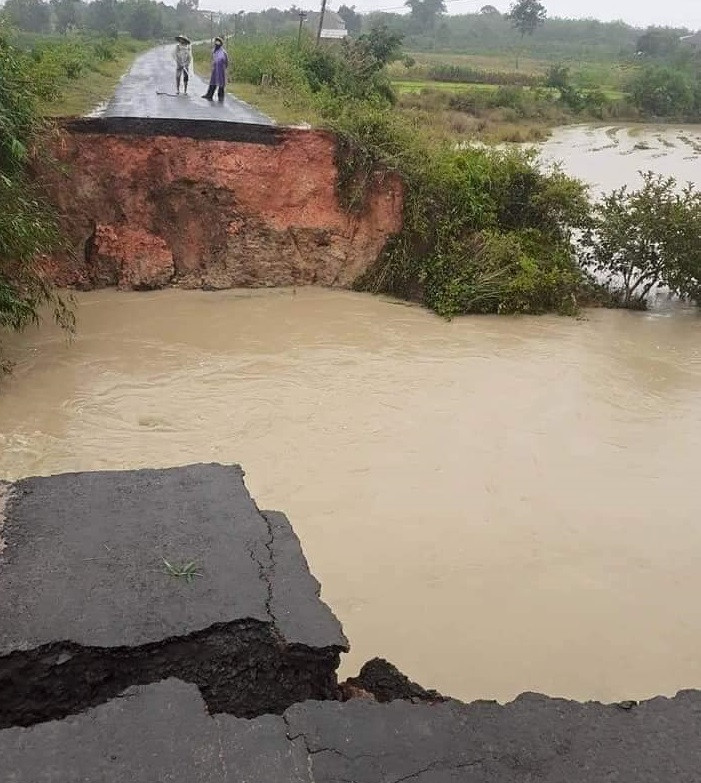 Mưa lớn, giao thông chia cắt, hàng trăm hộ dân bị ngập, hồ đập bị đe dọa ảnh 1