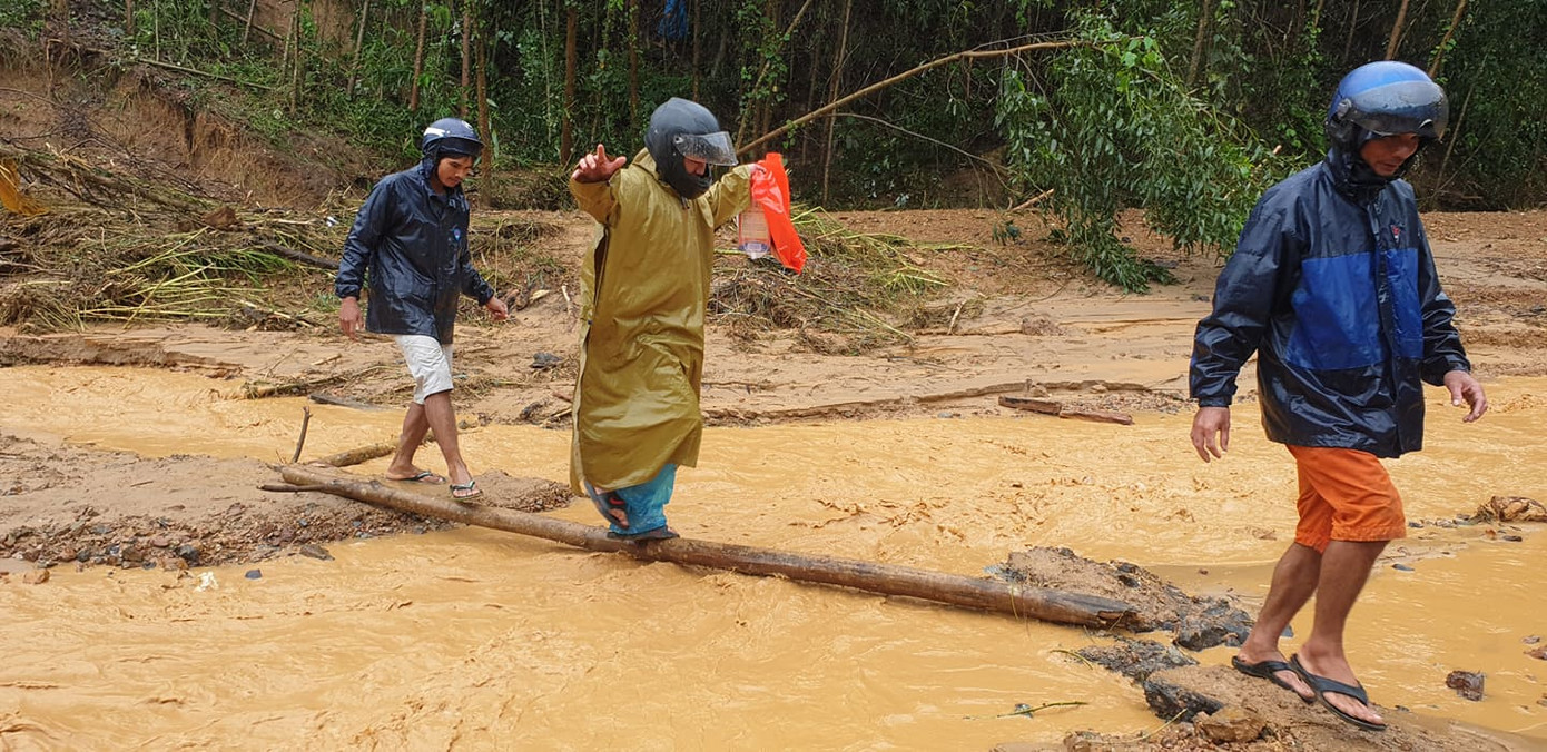 Quốc lộ 'đứt làm đôi', dân băng rừng, lội suối đi làm ảnh 1