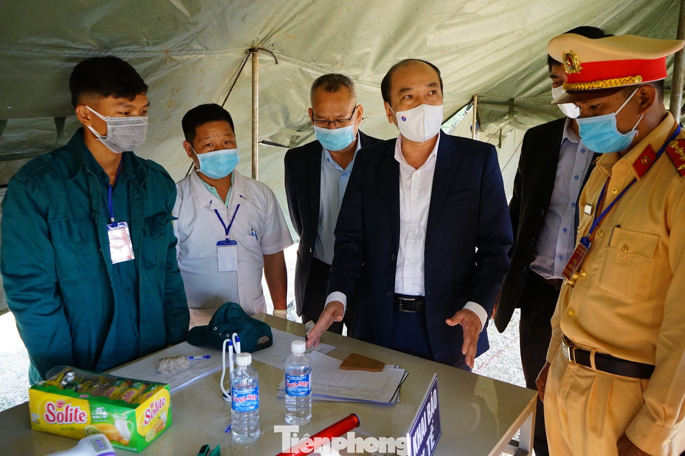 Ngày đầu năm mới, Chủ tịch Đắk Lắk đến các chốt kiểm soát dịch bệnh chúc Tết ảnh 1