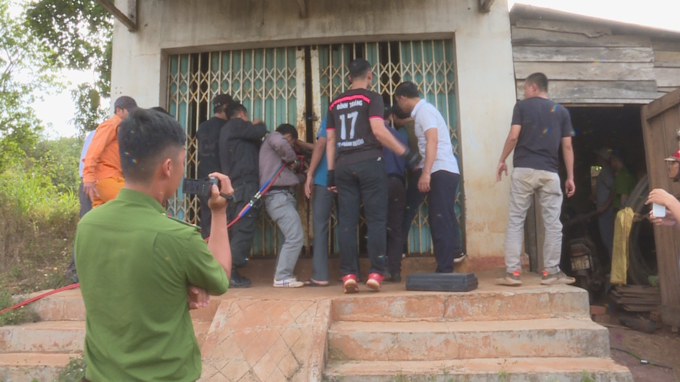 Giải cứu 2 cháu bé bị cha mẹ tâm thần nhốt trong nhà nhiều ngày ảnh 1