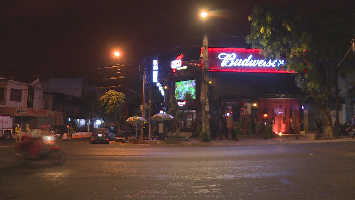 Giám đốc công an tỉnh Đắk Lắk dẫn hơn 300 cảnh sát đột kích hàng loạt quán bar ảnh 4