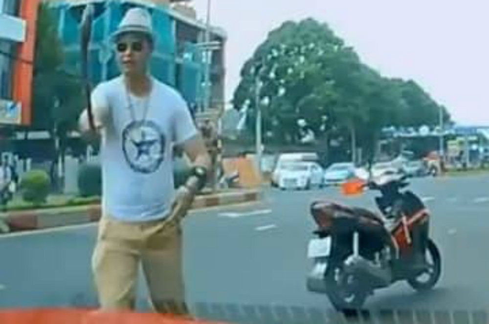 Khởi tố sư thầy vô cớ đánh vỡ nát gương, kính xe ô tô trên đường phố ảnh 1