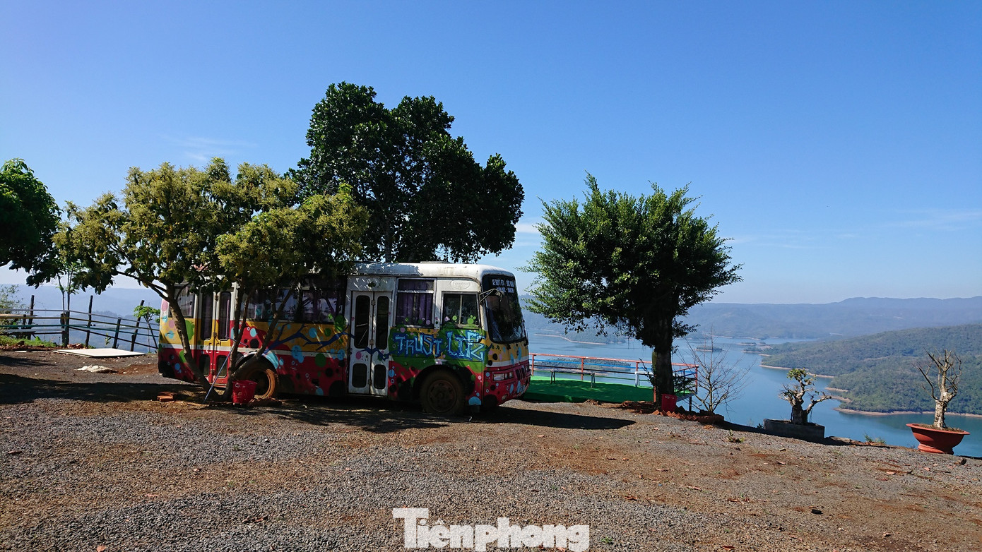 Những nhát chém bức hại 'vịnh Hạ Long trên núi' ảnh 12