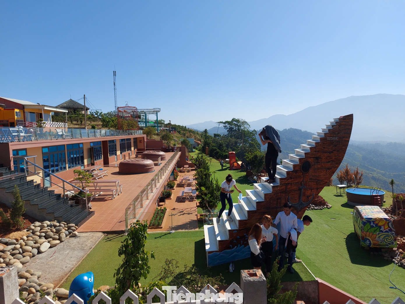 Những nhát chém bức hại 'vịnh Hạ Long trên núi' ảnh 8