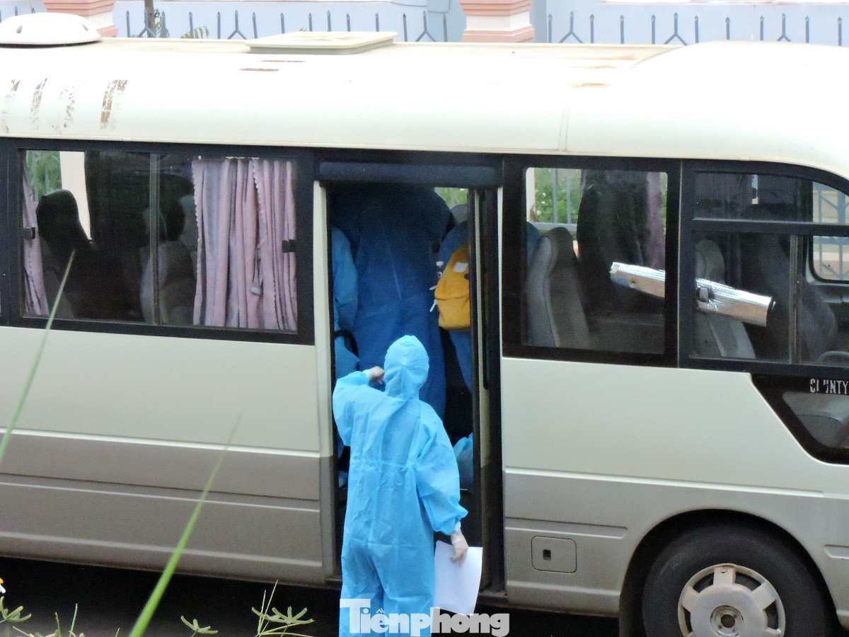 Đắk Lắk: Ca mắc COVID-19 và người nghi ngờ được chuyển đến nơi cách ly mới ảnh 3