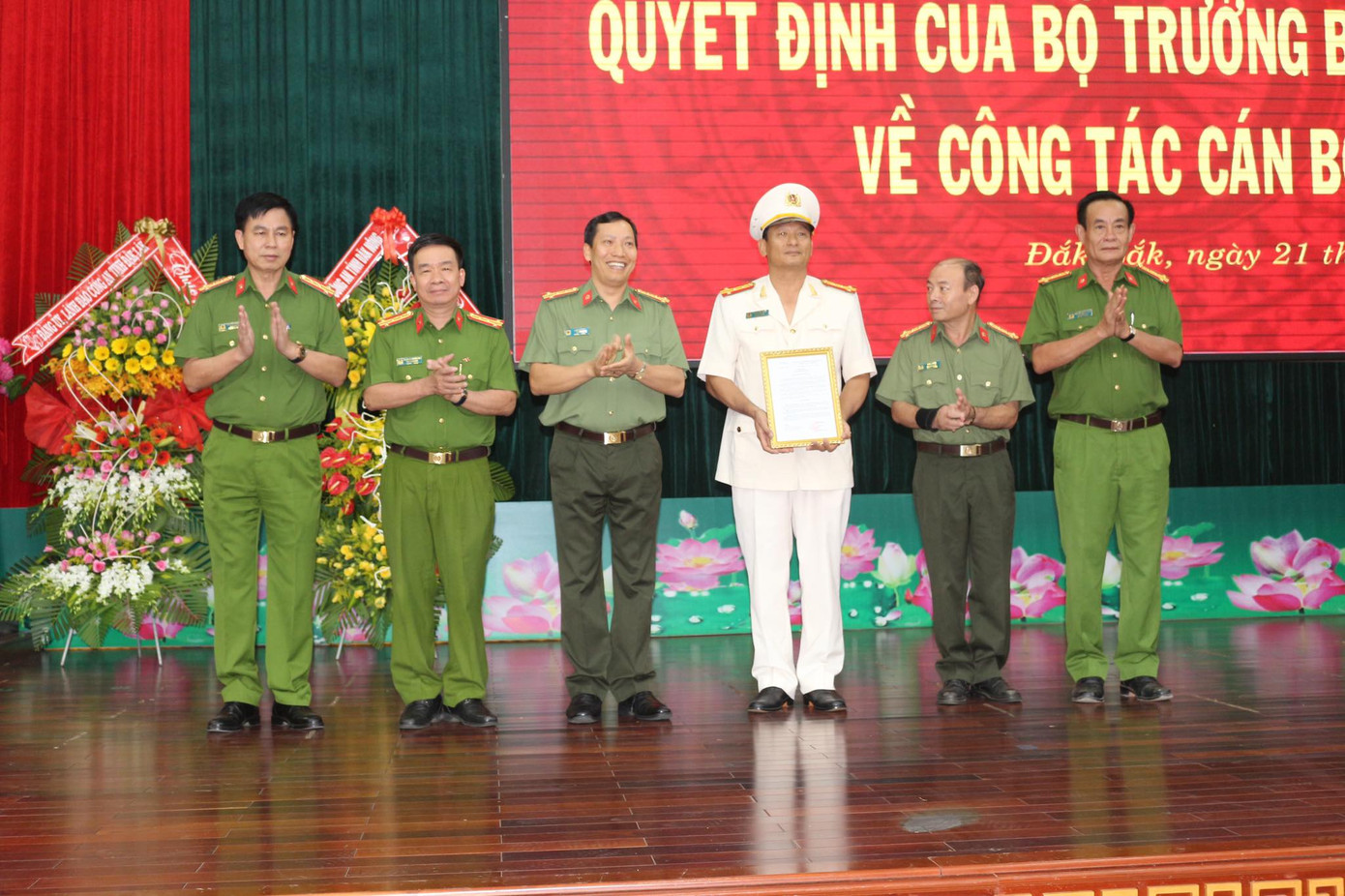 Công bố quyết định của Bộ trưởng Bộ Công an về công tác cán bộ ảnh 1