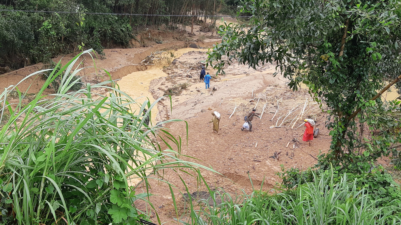 Quốc lộ 'đứt làm đôi', dân băng rừng, lội suối đi làm ảnh 3