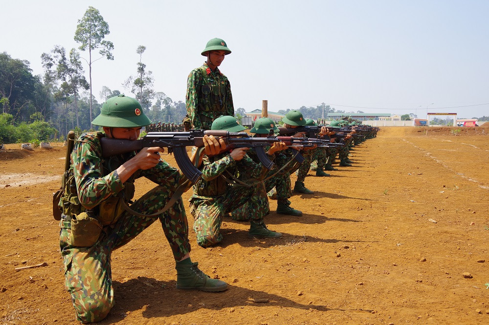 Xem tân binh tập luyện dưới nắng nóng 40 độ C ảnh 6