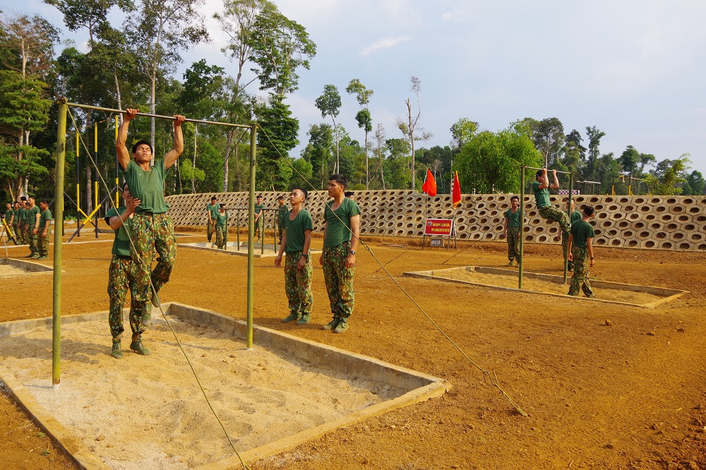 Xem tân binh tập luyện dưới nắng nóng 40 độ C ảnh 3