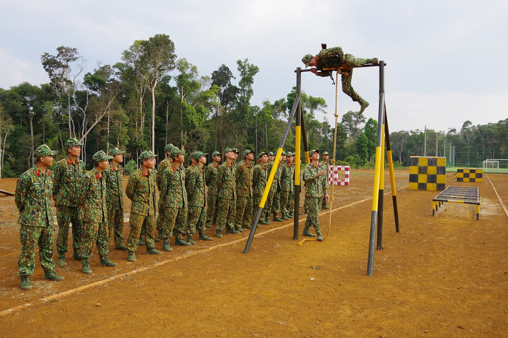 Xem tân binh tập luyện dưới nắng nóng 40 độ C ảnh 1
