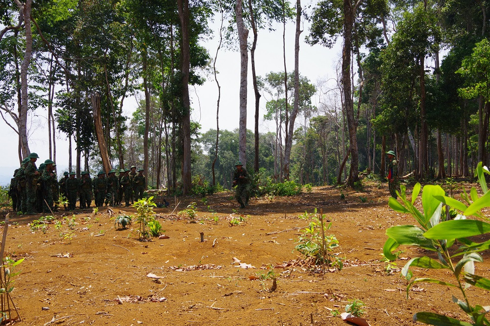 Xem tân binh tập luyện dưới nắng nóng 40 độ C ảnh 7