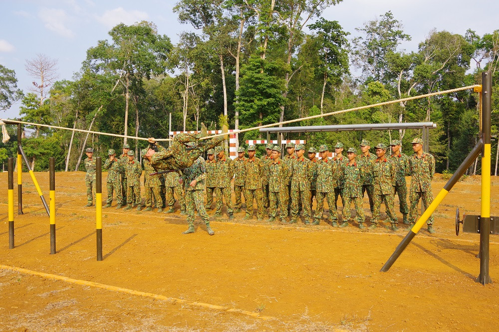 Xem tân binh tập luyện dưới nắng nóng 40 độ C ảnh 2