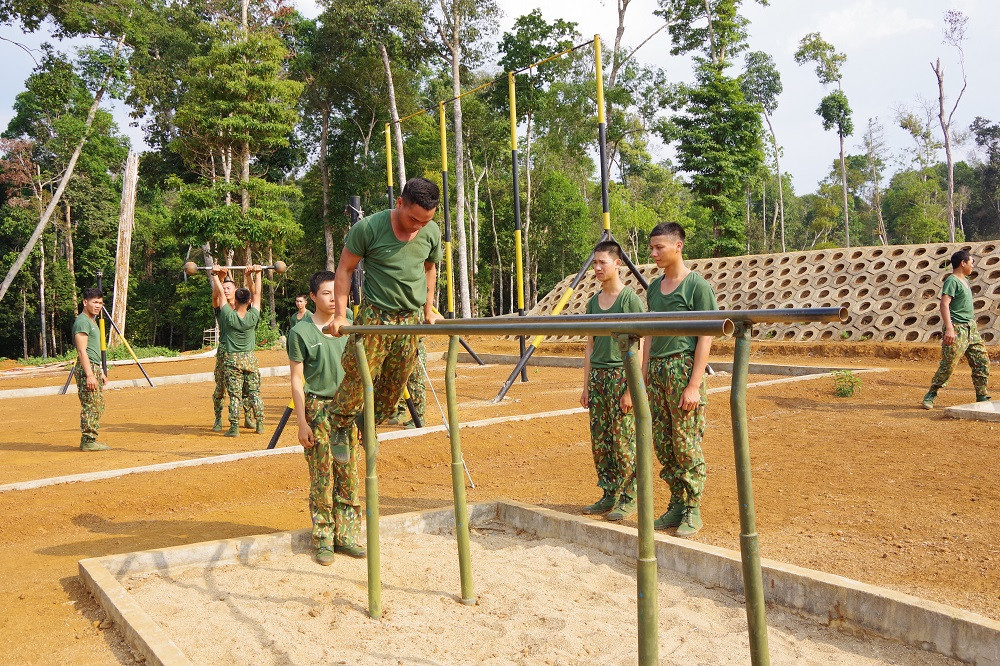 Xem tân binh tập luyện dưới nắng nóng 40 độ C ảnh 5