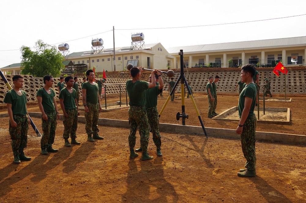 Xem tân binh tập luyện dưới nắng nóng 40 độ C ảnh 4