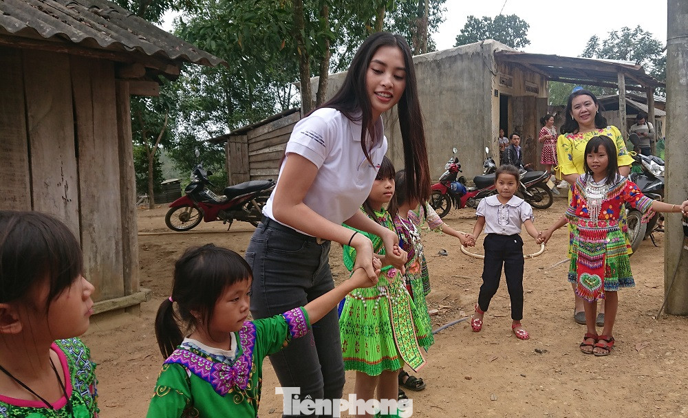 Hoa hậu Tiểu Vy, Á hậu Thúy An thân thiện giao lưu với trẻ em Ea Dah ảnh 2