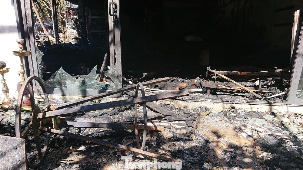Cận cảnh nhà hàng bị lửa thiêu rụi trong đêm ở Đắk Lắk ảnh 4