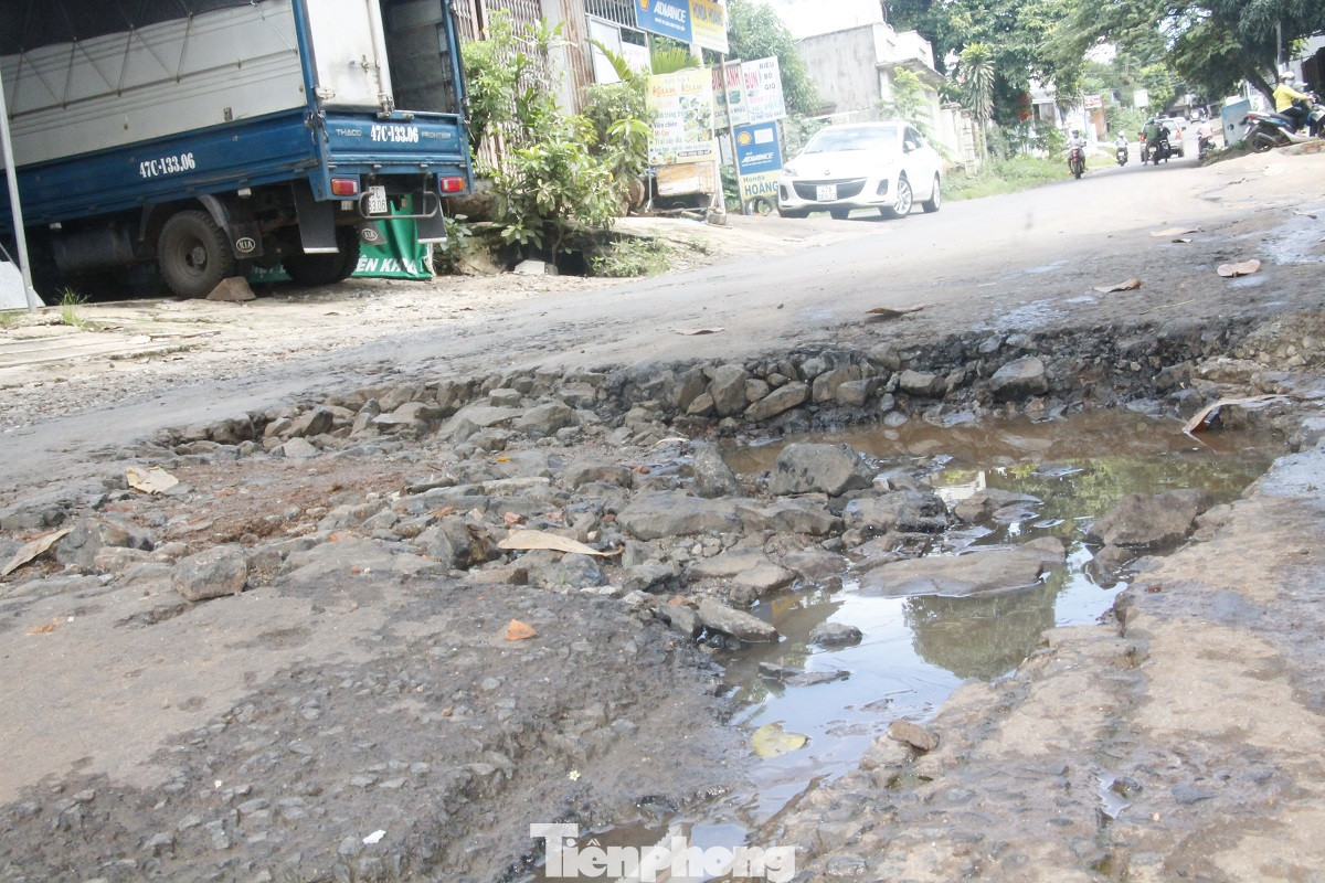 Đánh cược mạng sống trên những con đường dày đặc ‘ổ voi’ ảnh 8