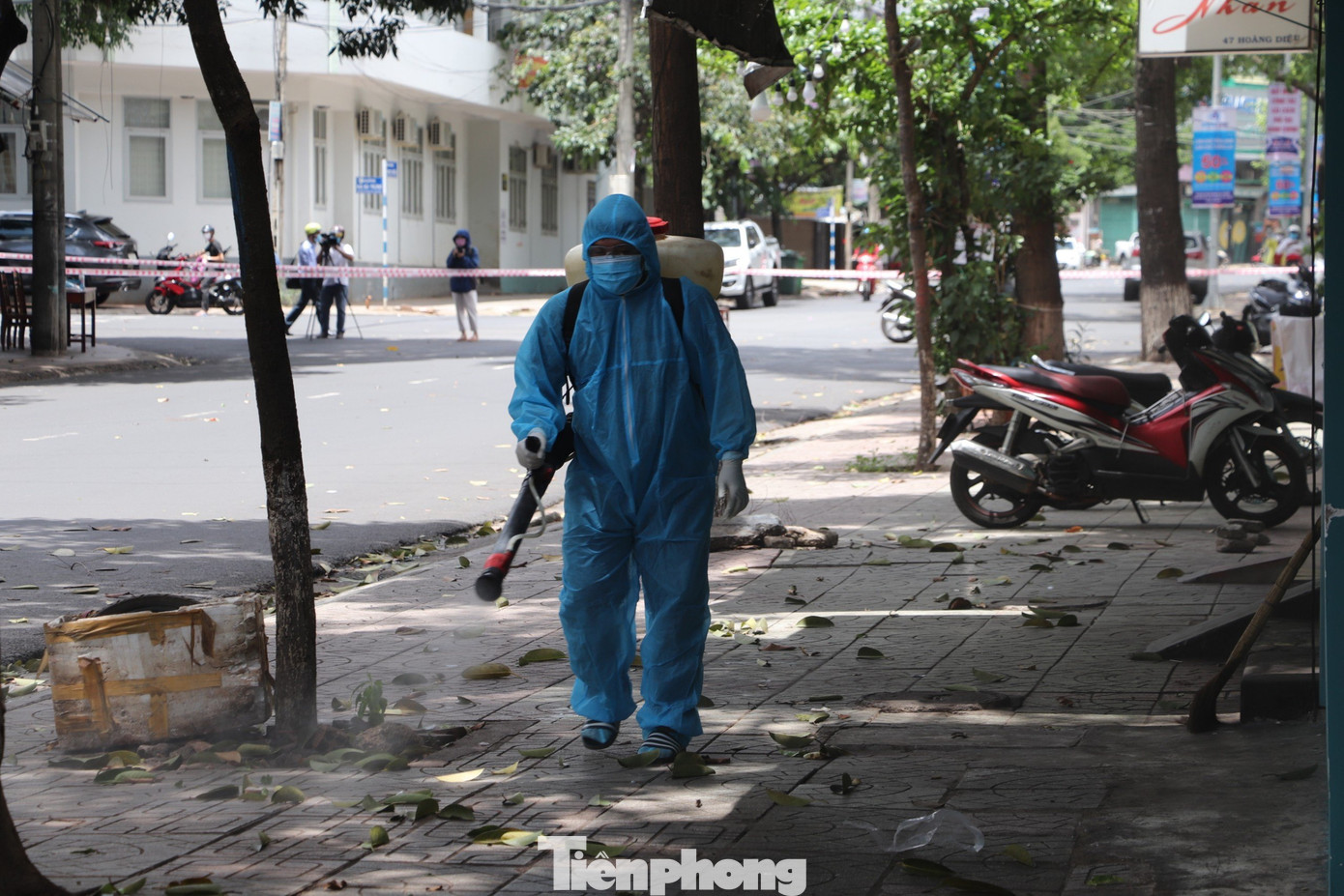 Đắk Lắk: Nhiều tuyến phố bị phong tỏa, khử khuẩn để phòng chống COVID-19 ảnh 1