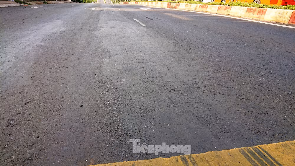 Dải phân cách bê tông trên đường 676 tỷ xuống cấp sau khánh thành ảnh 1