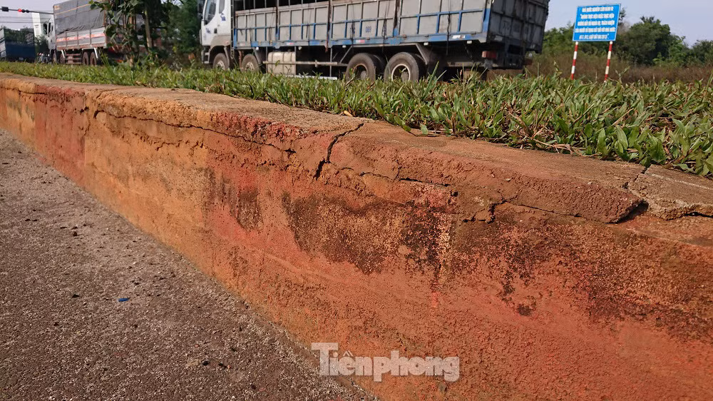 Dải phân cách bê tông trên đường 676 tỷ xuống cấp sau khánh thành ảnh 4