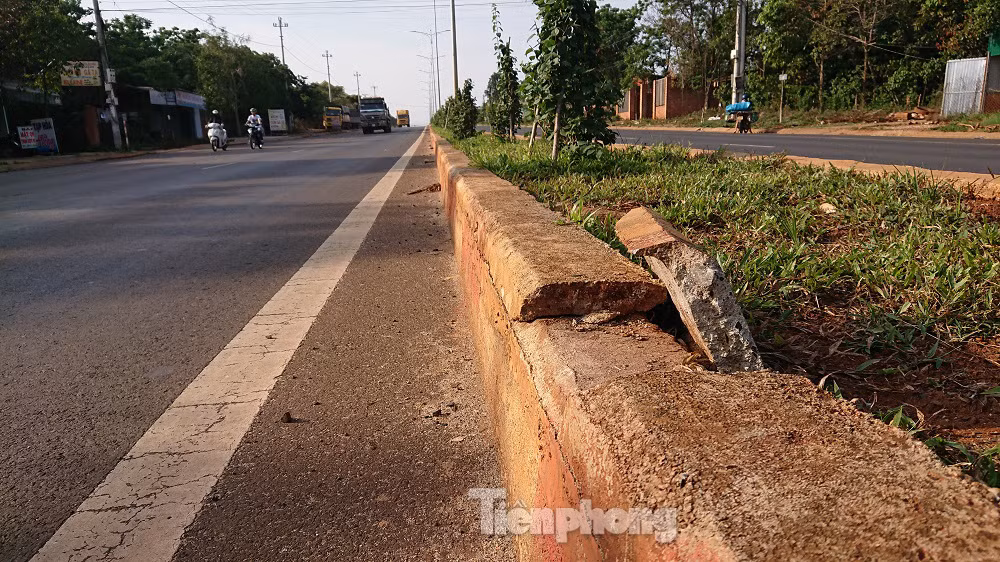 Dải phân cách bê tông trên đường 676 tỷ xuống cấp sau khánh thành ảnh 6