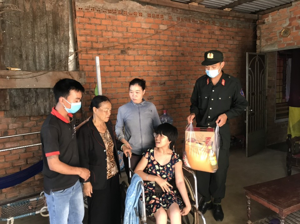 Công an Đắk Lắk trích lương ủng hộ người nghèo, phòng chống COVID-19 ảnh 12