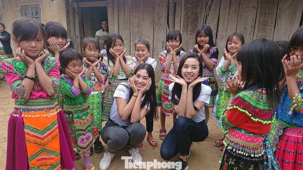 Hoa hậu Tiểu Vy, Á hậu Thúy An thân thiện giao lưu với trẻ em Ea Dah ảnh 4