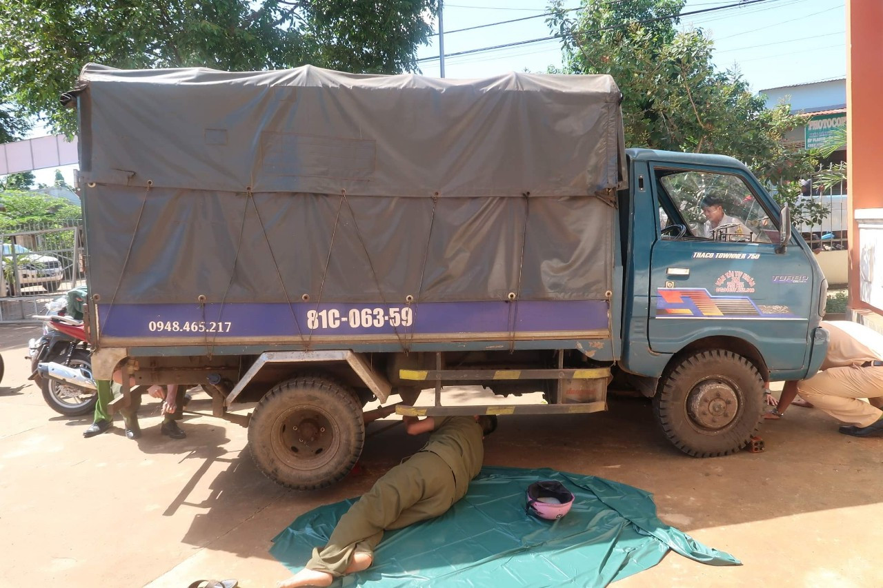 Tài xế xe tải tông chết người rồi bỏ trốn trong đêm ảnh 1