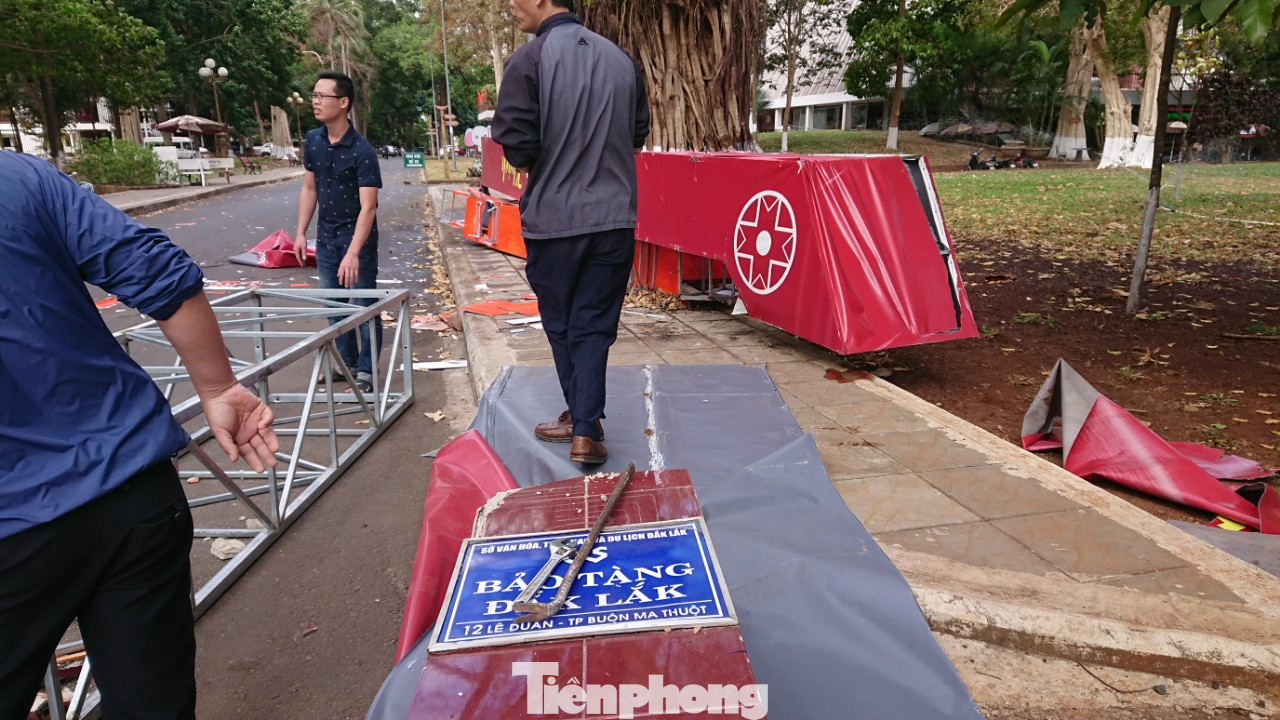 Gió quật đổ cổng chào Bảo tàng Đắk Lắk, lộ cột trụ không lõi sắt ảnh 4