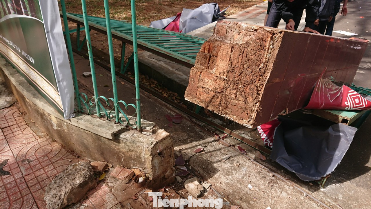 Gió quật đổ cổng chào Bảo tàng Đắk Lắk, lộ cột trụ không lõi sắt ảnh 2