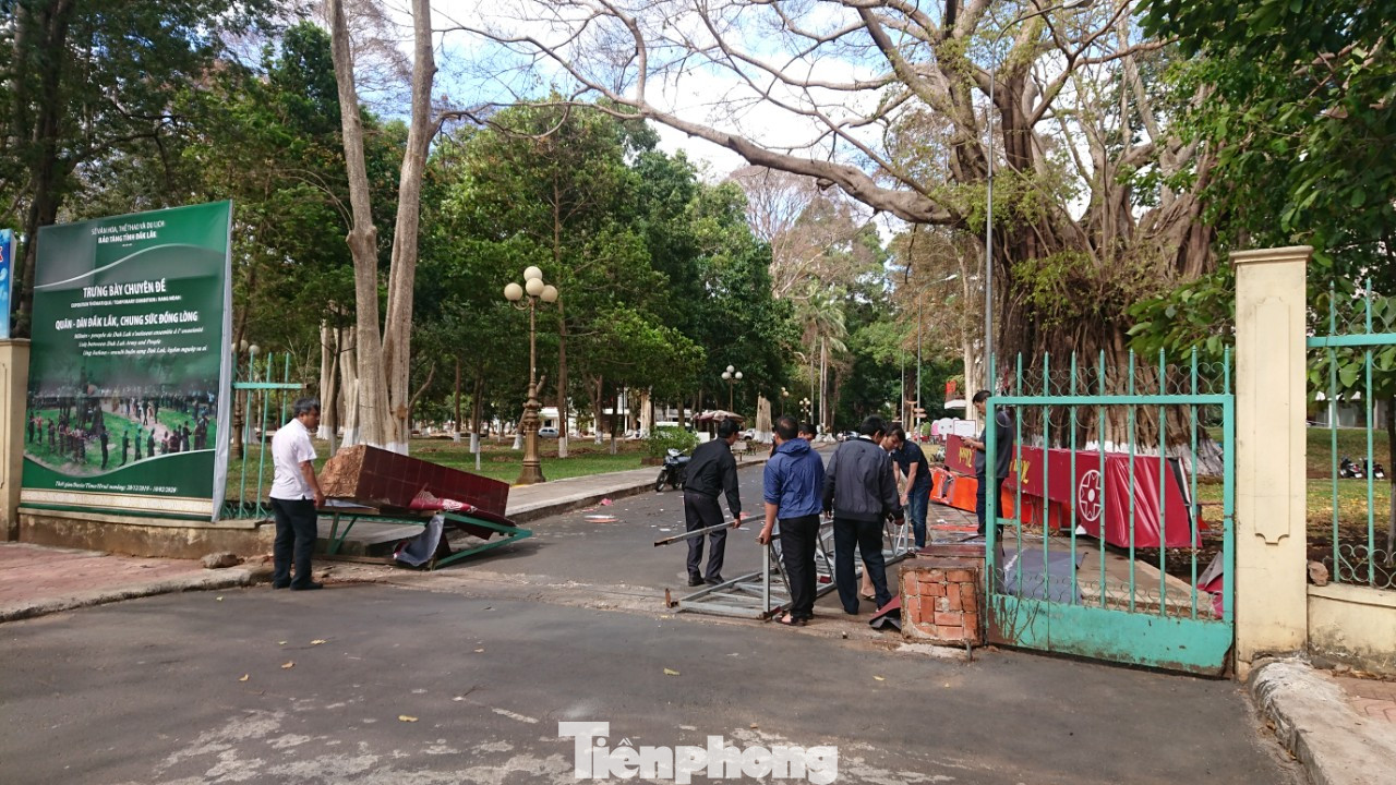 Gió quật đổ cổng chào Bảo tàng Đắk Lắk, lộ cột trụ không lõi sắt ảnh 1