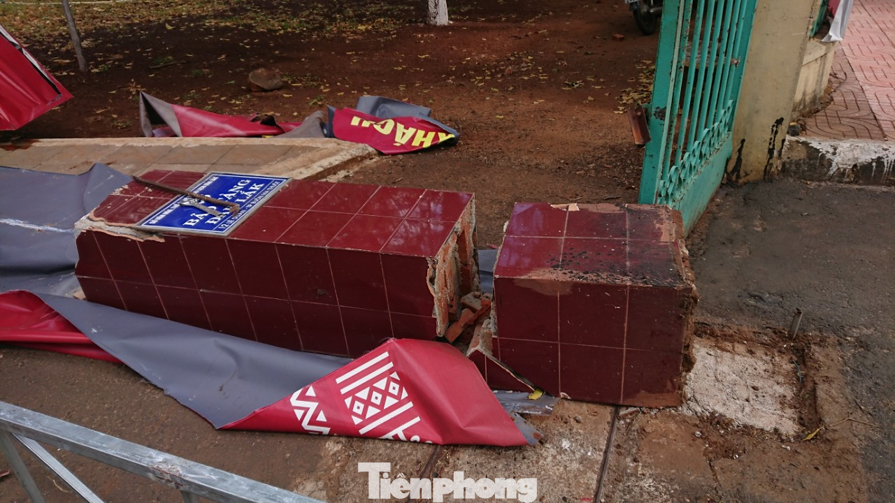 Gió quật đổ cổng chào Bảo tàng Đắk Lắk, lộ cột trụ không lõi sắt ảnh 3