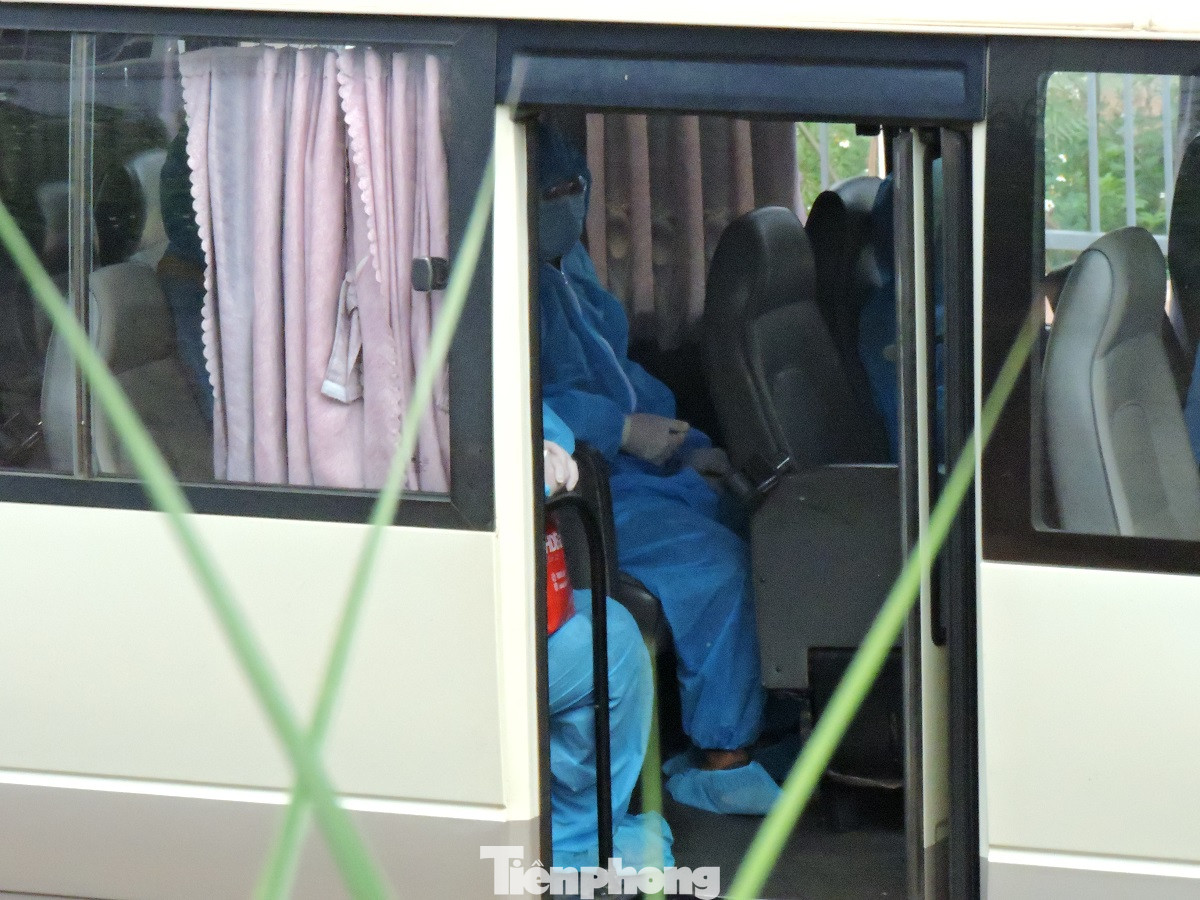 Đắk Lắk: Ca mắc COVID-19 và người nghi ngờ được chuyển đến nơi cách ly mới ảnh 4