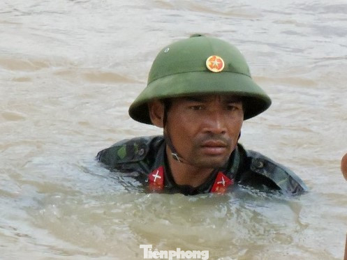 [ẢNH] Hàng trăm cán bộ, chiến sĩ ngâm mình “vá” đê 300 tỷ ảnh 2