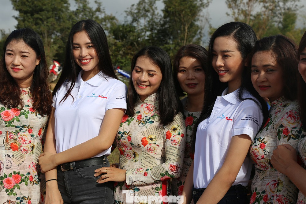 Hoa hậu Tiểu Vy, Á hậu Thúy An thân thiện giao lưu với trẻ em Ea Dah ảnh 7