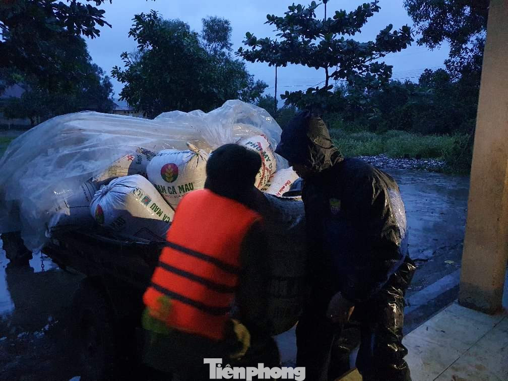 Đắk Lắk: Khẩn trương di dời hàng trăm hộ dân trong đêm ảnh 2