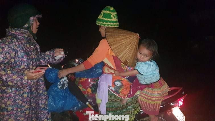 Đắk Lắk: Khẩn trương di dời hàng trăm hộ dân trong đêm ảnh 4