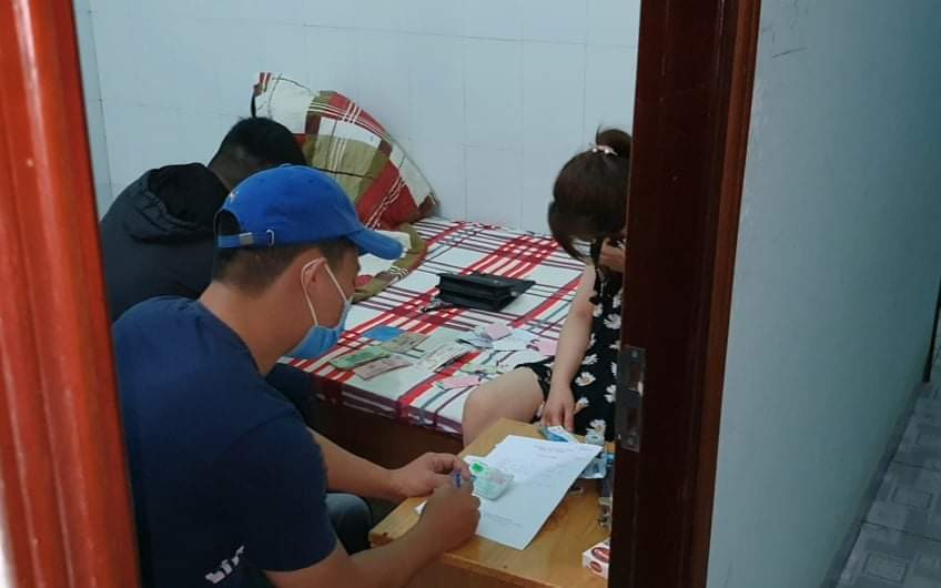 Bắt quả tang 3 đôi nam nữ đang mua bán dâm trong nhà nghỉ ảnh 1