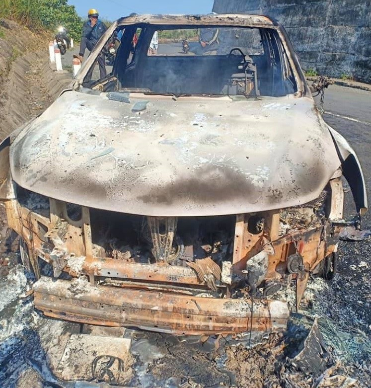 Thi thể không nguyên vẹn trong xe bán tải cháy trơ khung ảnh 1