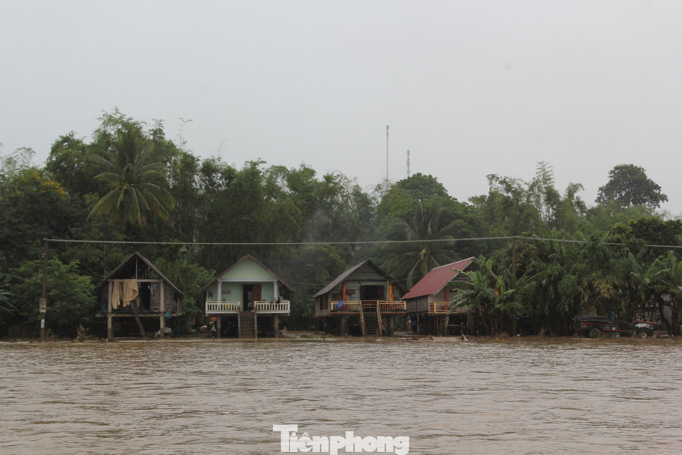 Công an đưa ca nô đi phát mì tôm cứu dân vùng ngập lụt Đắk Lắk ảnh 2