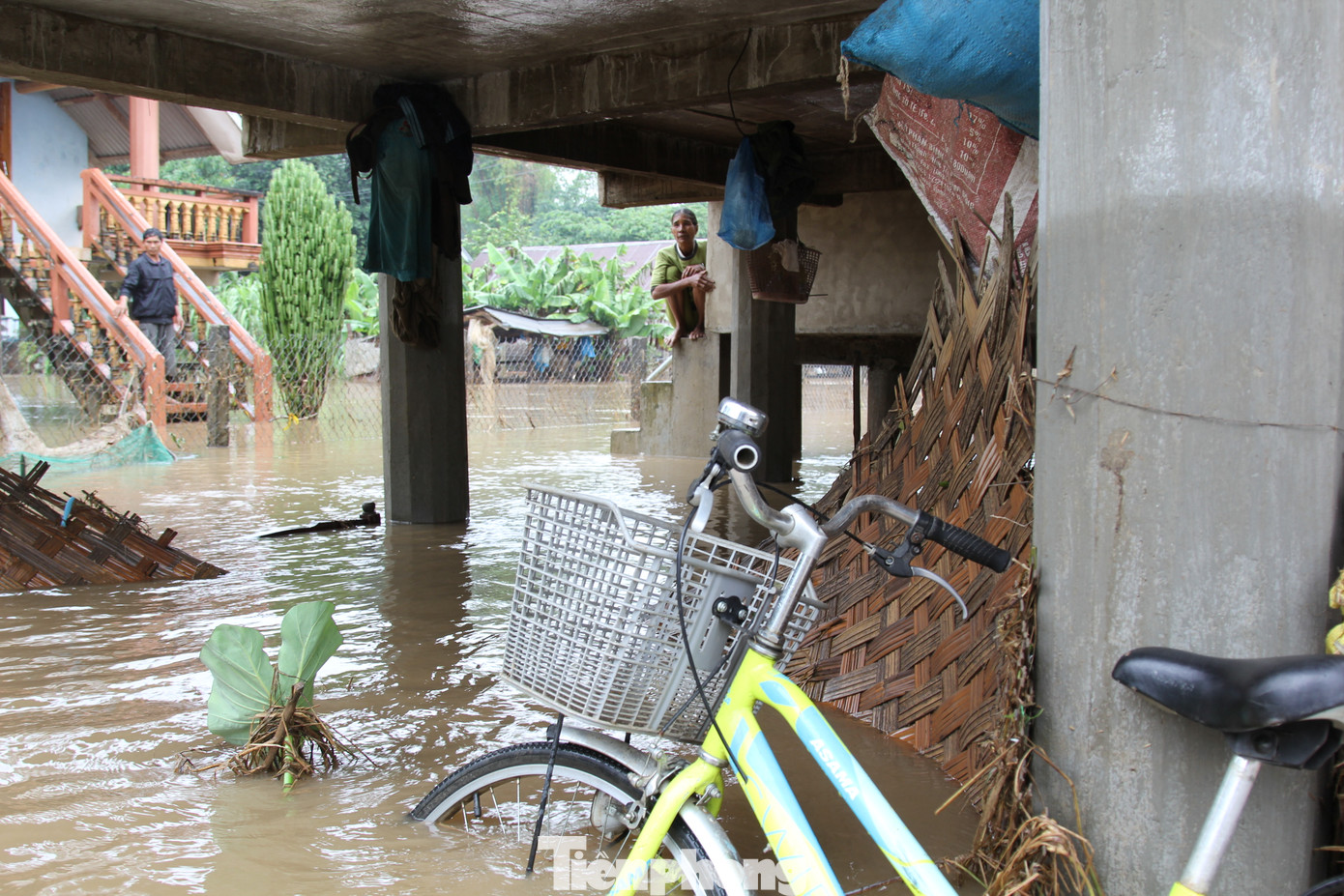 Công an đưa ca nô đi phát mì tôm cứu dân vùng ngập lụt Đắk Lắk ảnh 1