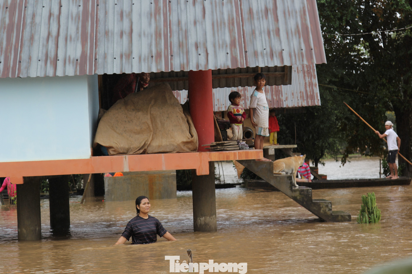 Công an đưa ca nô đi phát mì tôm cứu dân vùng ngập lụt Đắk Lắk ảnh 3