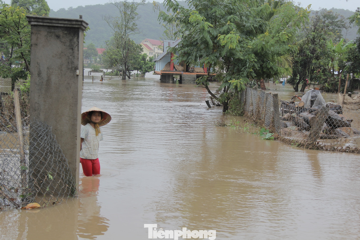 Công an đưa ca nô đi phát mì tôm cứu dân vùng ngập lụt Đắk Lắk ảnh 6