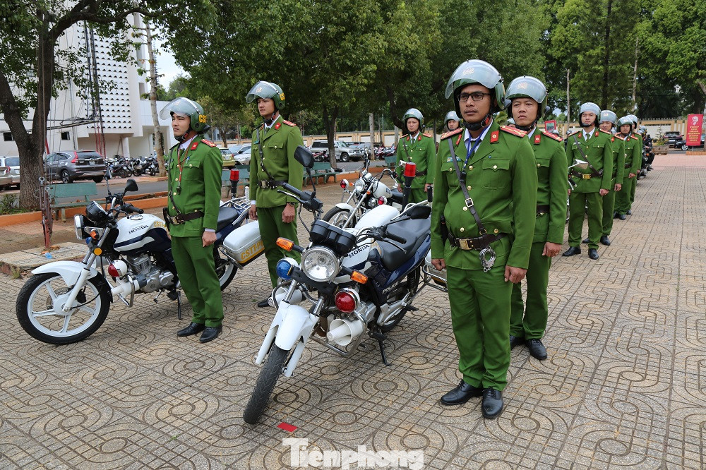 Đội nữ cảnh sát cơ động xinh đẹp ra quân trấn áp tội phạm dịp cuối năm ảnh 3