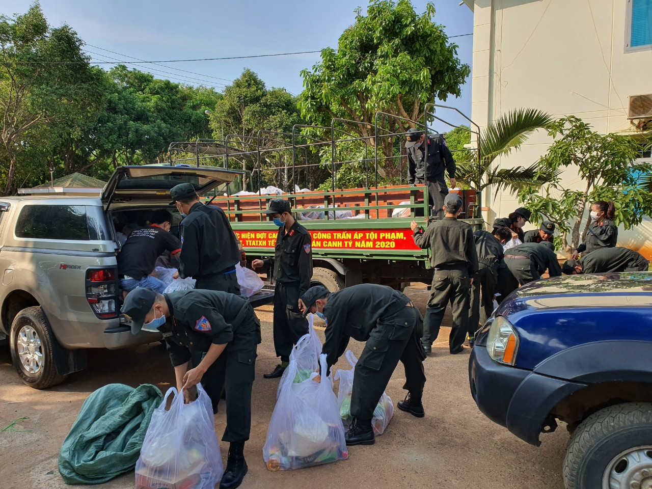 Công an Đắk Lắk trích lương ủng hộ người nghèo, phòng chống COVID-19 ảnh 4