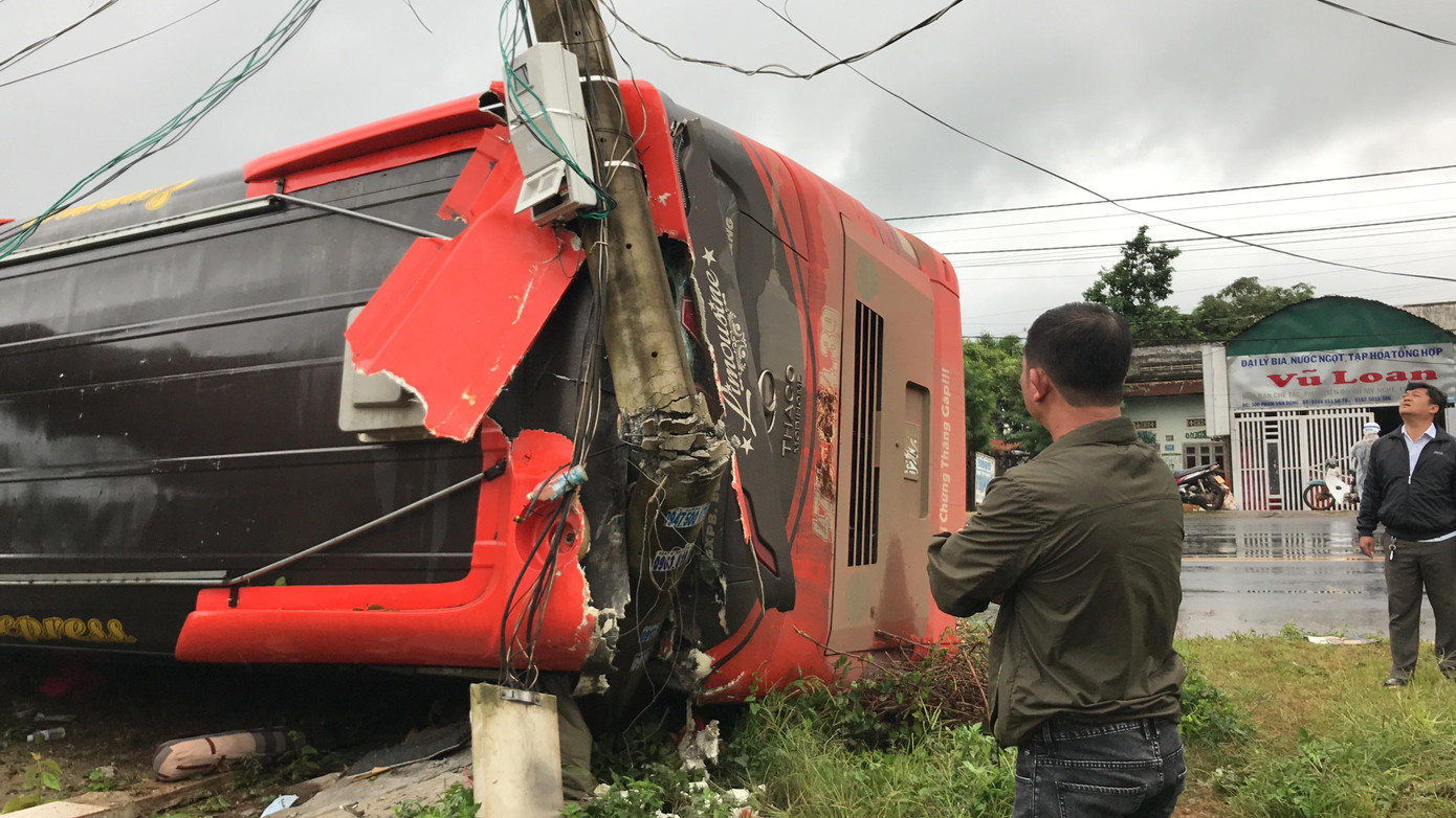 Nhiều hành khách may mắn thoát nạn sau vụ lật xe kinh hoàng lúc rạng sáng ảnh 1