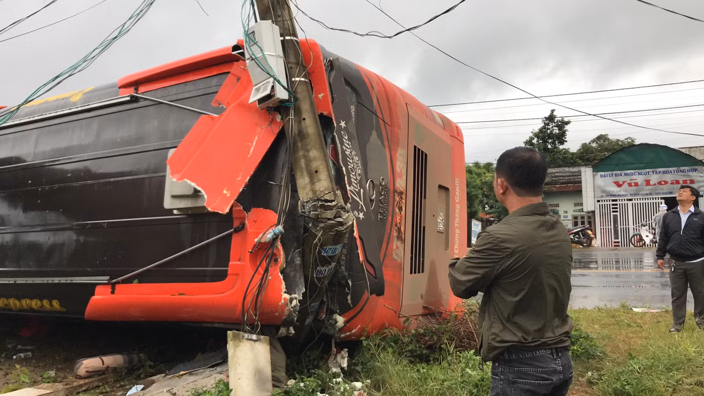 Nhiều hành khách may mắn thoát nạn sau vụ lật xe kinh hoàng lúc rạng sáng ảnh 1