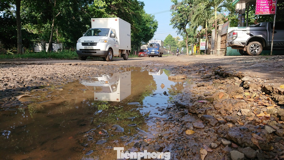 Đánh cược mạng sống trên những con đường dày đặc ‘ổ voi’ ảnh 3