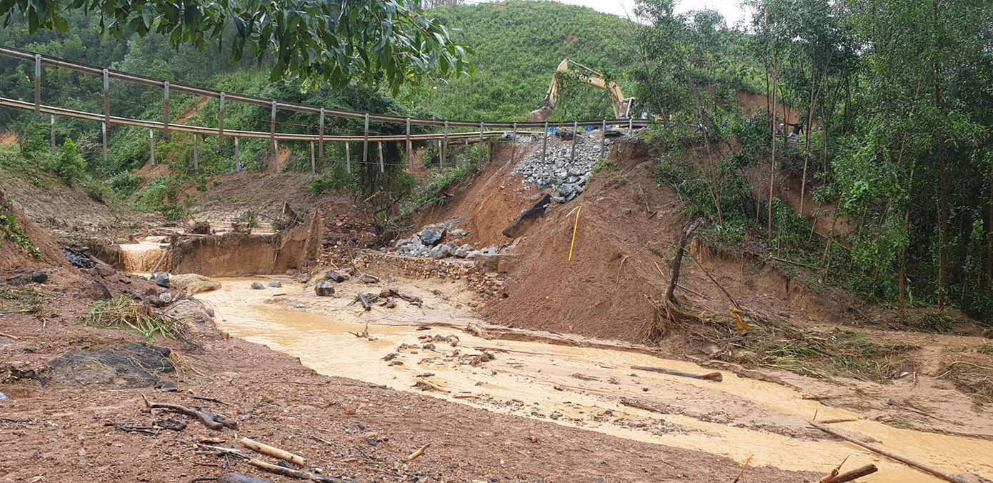 Quốc lộ 'đứt làm đôi', dân băng rừng, lội suối đi làm ảnh 4