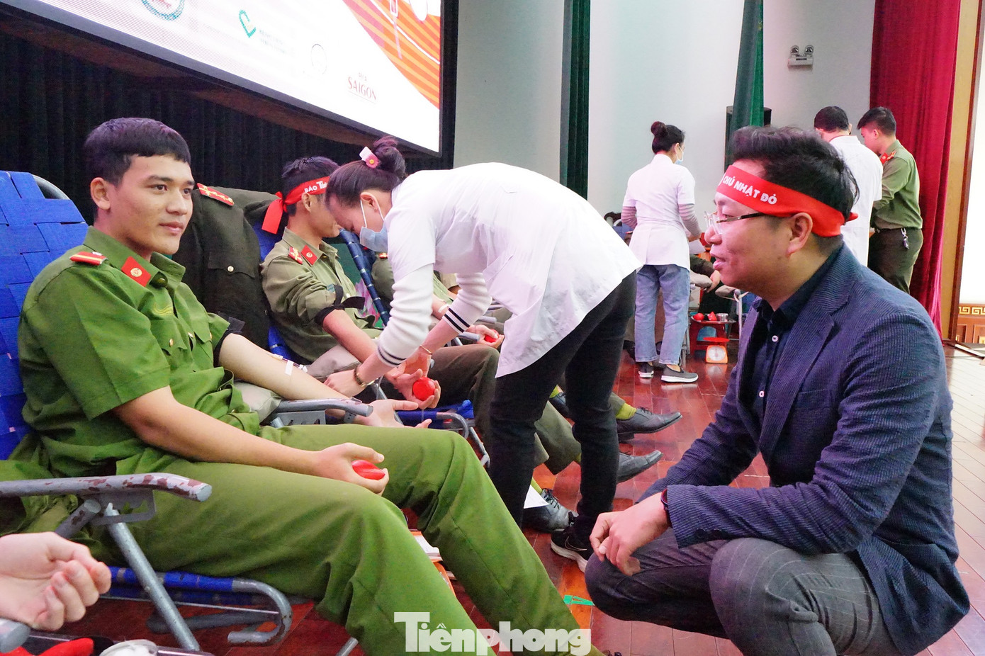 Chủ nhật Đỏ tại Công an tỉnh Đắk Lắk: Nhà tu hành, người dân vào hiến máu ảnh 14